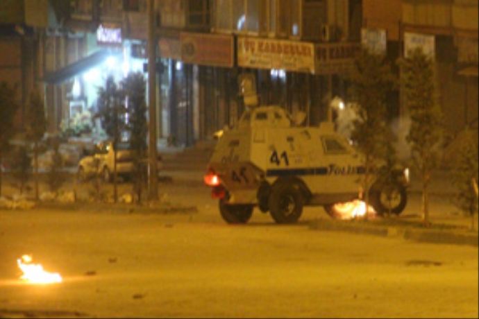Hakkari'de molotoflu gösteriye polis müdahalesi Hakkari'de molotoflu gösteriye polis müdahalesi