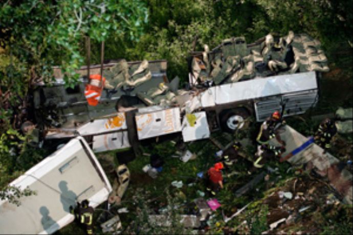 İtalya&#039;da otobüs nehre uçtu, 37 ölü