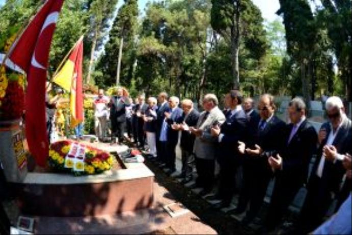 Ali Sami Yen mezarı başında anıldı Ali Sami Yen mezarı başında anıldı