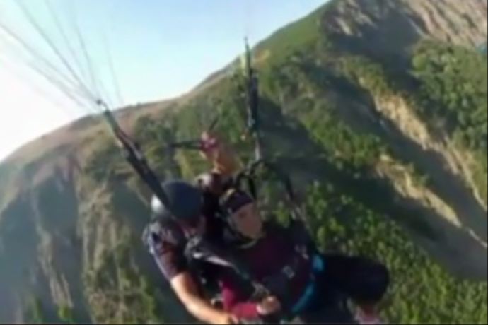 87'lik Zöhre ninenin paraşüt keyfi