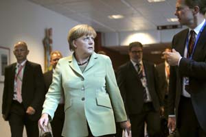 Merkel, Neonazi mağdurlarıyla görüştü