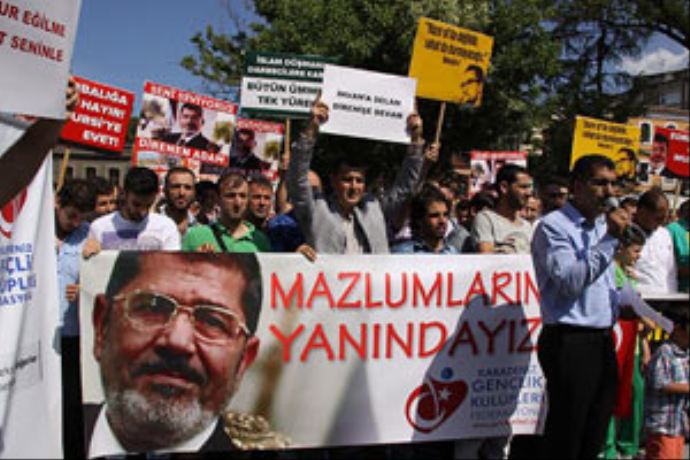 Türkiye'den Mursi'ye destek, darbecilere sert tepki Türkiye'den Mursi'ye destek, darbecilere sert tepki