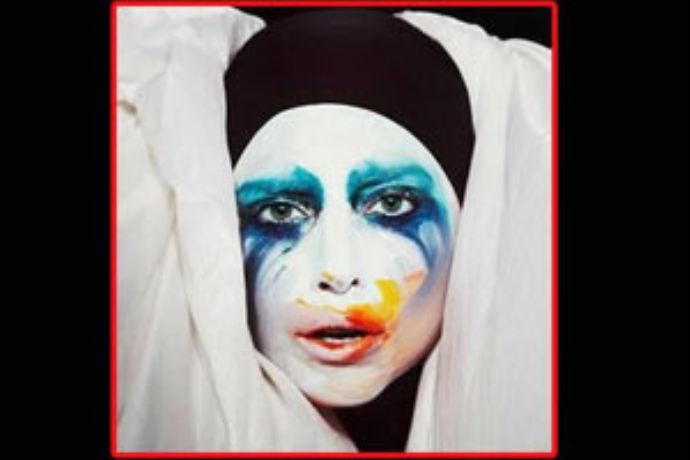 Lady Gaga yeni tarzıyla yine şaşırttı Lady Gaga yeni tarzıyla yine şaşırttı