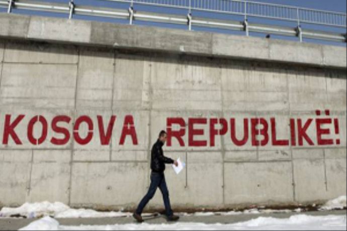 Sırplar Kosova&#039;da AB aracına saldırdı