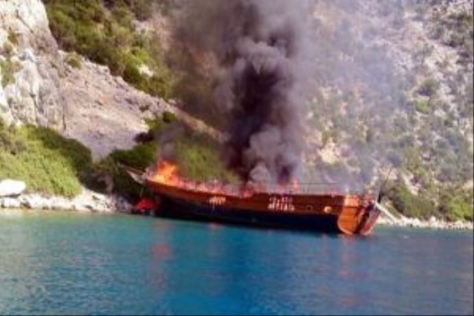 Marmaris&#039;te tur teknesi yandı