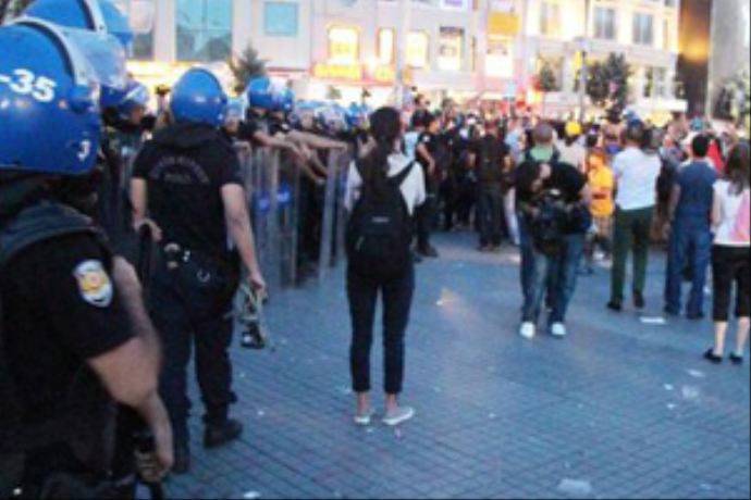 Taksim'de eylemcilere müdahale edildi Taksim'de eylemcilere müdahale edildi