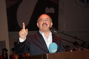 Hüseyin Çelik&#039;ten darbecilere, &#039;Silahla yönetimde kalınmaz&#039;