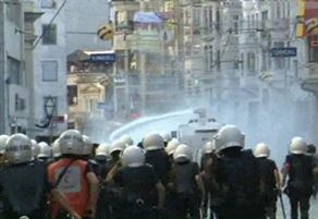 Taksim'de provokatörlere polis müdahalesi Taksim'de provokatörlere polis müdahalesi