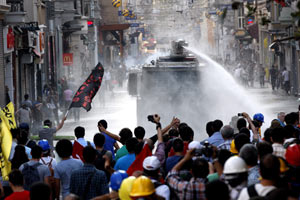 Taksim'de son durum, çatışmalar sürüyor Taksim'de son durum, çatışmalar sürüyor