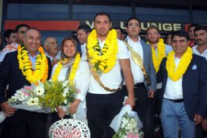  Başpehlivan Ali Gürbüz, memleketinde coşkuyla karşılandı