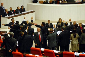 'Ayağa kalkma' polemiği devam ediyor. 'Ayağa kalkma' polemiği devam ediyor.