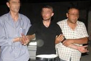 Polisi bıçakladı basına poz verdi Polisi bıçakladı basına poz verdi