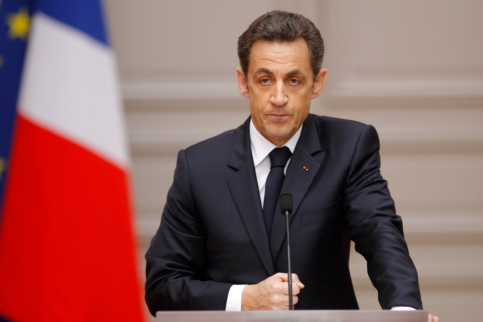 Sarkozy, siyasete geri mi dönüyor
