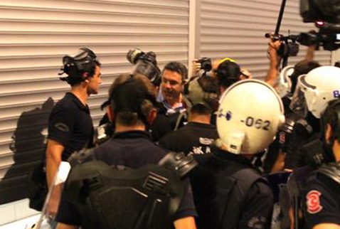 Polisten CHP&#039;li Salıcı&#039;ya: Kes lan!