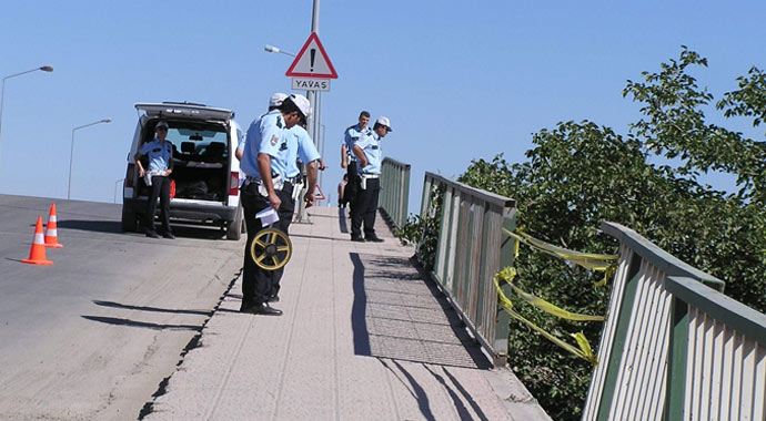 Otomobil köprüden aşağı uçtu Otomobil köprüden aşağı uçtu