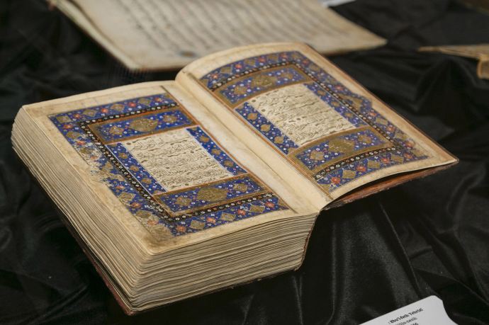 25 metrelik bez üzerine yazılmış Kuran-ı Kerim 25 metrelik bez üzerine yazılmış Kuran-ı Kerim