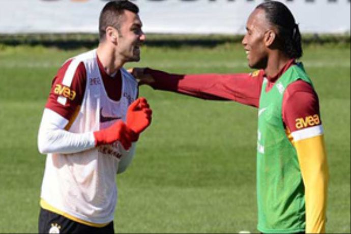 Drogba ve Burak Yılmaz idmanı yarıda bıraktı Drogba ve Burak Yılmaz idmanı yarıda bıraktı