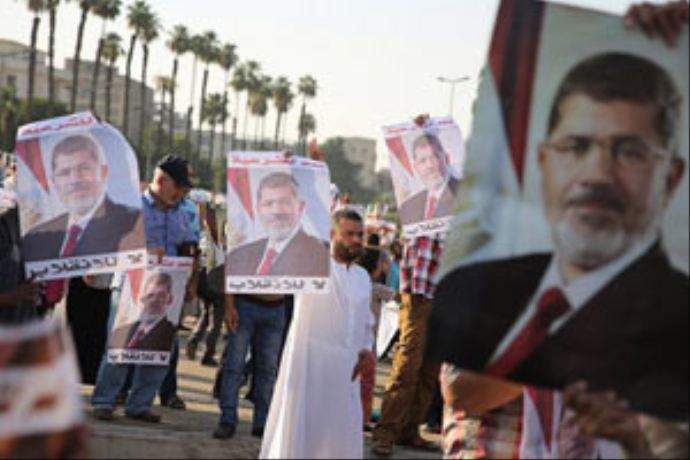 Mısır'da gergin bekleyiş, Mursi taraftarları saldırıya hazır Mısır'da gergin bekleyiş, Mursi taraftarları saldırıya hazır