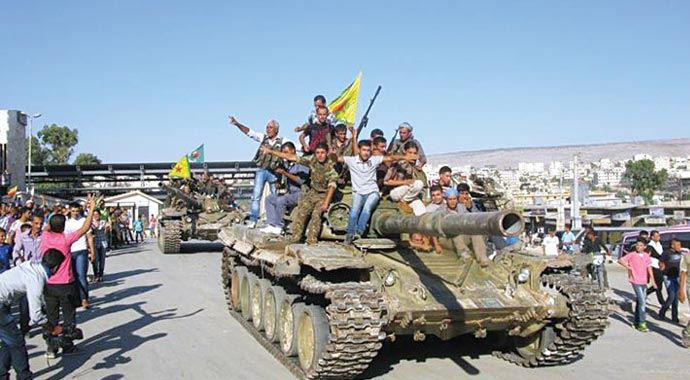 PYD'nin tankları Türkiye sınırında PYD'nin tankları Türkiye sınırında