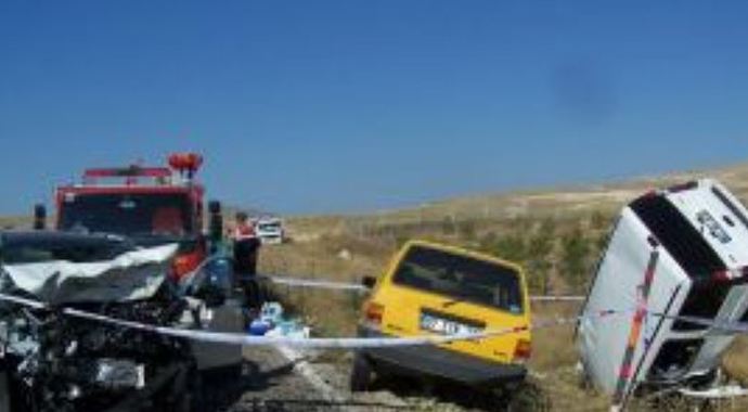 Korkuteli&#039;de trafik kazası 6 ölü, 7 yaralı