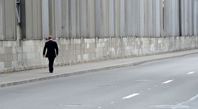 Putin, sokakta tek başına yürüdü Putin, sokakta tek başına yürüdü