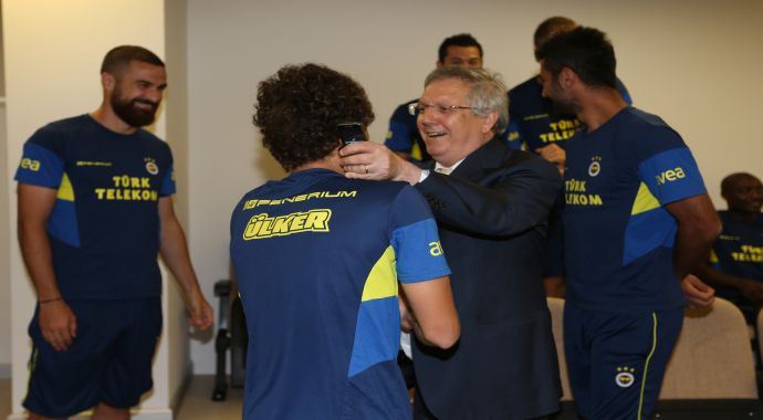 Aziz Yıldırım, takımıyla bayramlaştı Aziz Yıldırım, takımıyla bayramlaştı