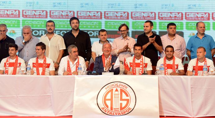 Antalyaspor&#039;da imza şov, 9 isim imza attı
