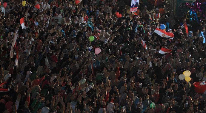 Elektrik kesintisine 'Dik duruyoruz, korkmuyoruz' sloganı Elektrik kesintisine 'Dik duruyoruz, korkmuyoruz' sloganı