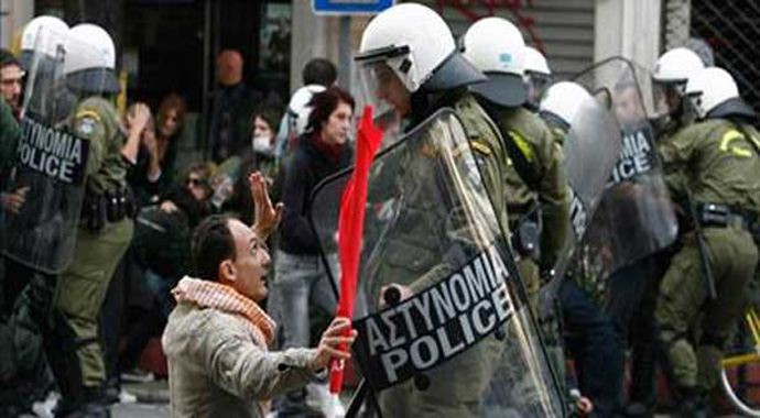 Yunanistan'da göçmenler polisle çatıştı Yunanistan'da göçmenler polisle çatıştı