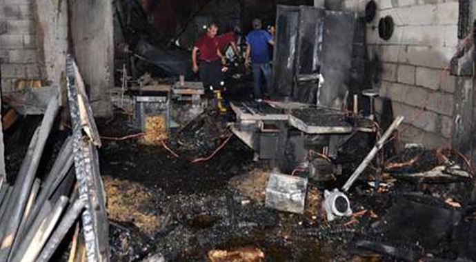 Tarihi Oturakçılar Pazarı'nda 7 iş yeri yandı Tarihi Oturakçılar Pazarı'nda 7 iş yeri yandı