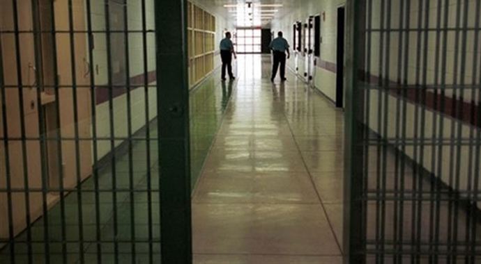 Kartal Cezaevi'nde silahlı mahkum paniği