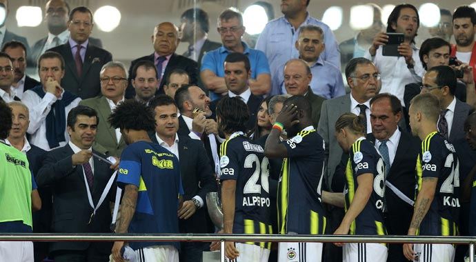 Galatasaraylı futbolculara ikincilik madalyası verilmiş