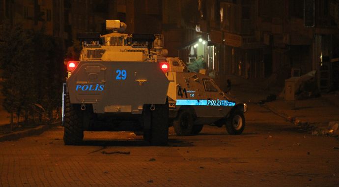 Hakkari'deki izinsiz gösteriye polis müdahalesi Hakkari'deki izinsiz gösteriye polis müdahalesi
