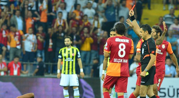 Alves, 5 dakikada iki sarı kart gördü Alves, 5 dakikada iki sarı kart gördü