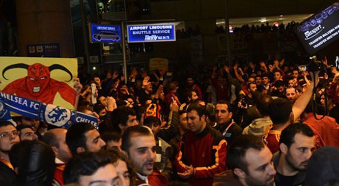Galatasaraylı futbolculara, taraftarından büyük sevgi Galatasaraylı futbolculara, taraftarından büyük sevgi