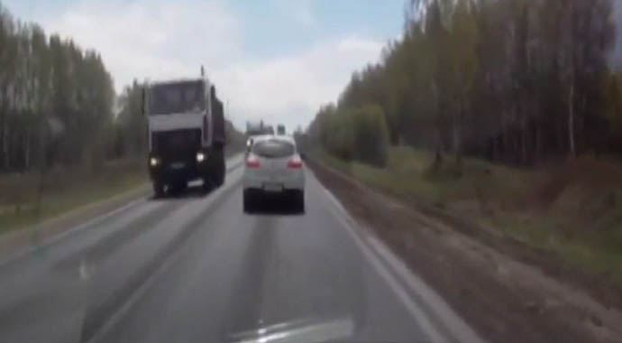 Korkunç kaza kameralara böyle yansıdı Korkunç kaza kameralara böyle yansıdı
