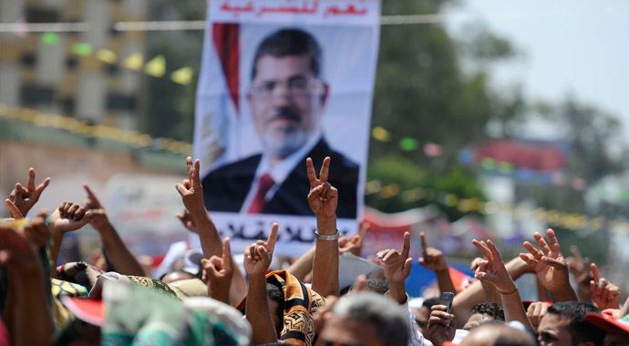 Mursi destekçileri meydanlardan çekilmiyor Mursi destekçileri meydanlardan çekilmiyor