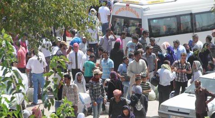 Binlerce Suriyeli bombardımandan kaçtı, Türkiye'ye sığındı Binlerce Suriyeli bombardımandan kaçtı, Türkiye'ye sığındı