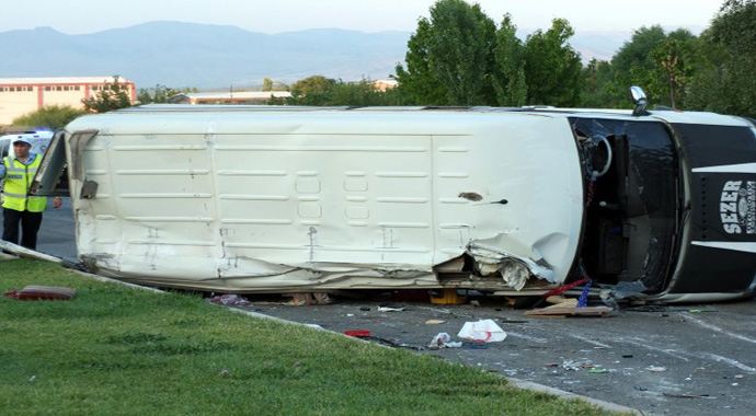 Malatya'da feci kaza otomobil minibüse çarptı, 16 yaralı