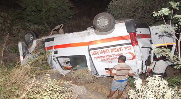 Ambulans hasta almaya giderken şarampole uçtu