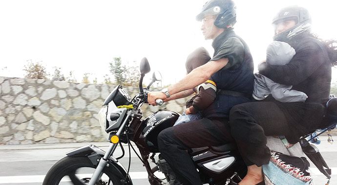 TEM Otoyolu'nda bir motosiklette 4 kişi TEM Otoyolu'nda bir motosiklette 4 kişi
