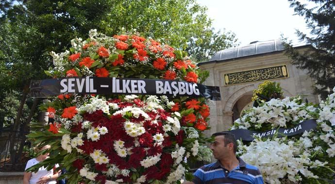 İlker Başbuğ, İsmail Koçman'ın cenazesine çelenk gönderdi İlker Başbuğ, İsmail Koçman'ın cenazesine çelenk gönderdi