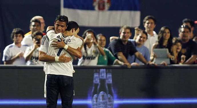 Maçın ortasında sahaya inip Ronaldo ile kucaklaşan taraftara ceza Maçın ortasında sahaya inip Ronaldo ile kucaklaşan taraftara ceza