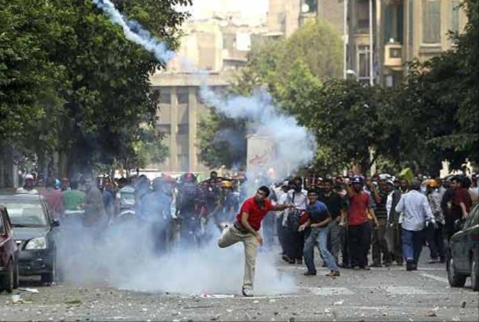 Mısır'da Mursi yandaşlarını palalarla kovaladılar Mısır'da Mursi yandaşlarını palalarla kovaladılar