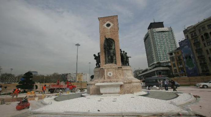 Taksim Anıtı'na çıkan 2 kişi gözaltında