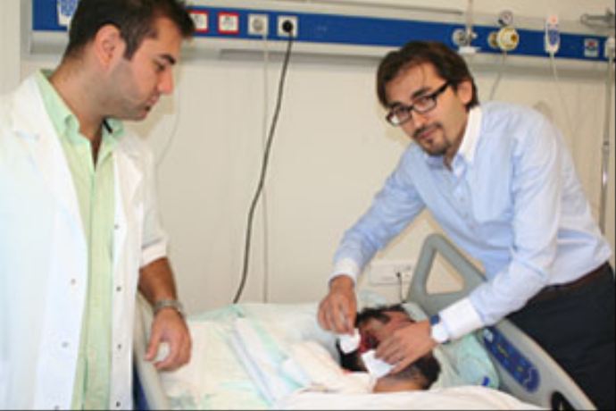 İş kazasında kopan kulağı yerine dikildi