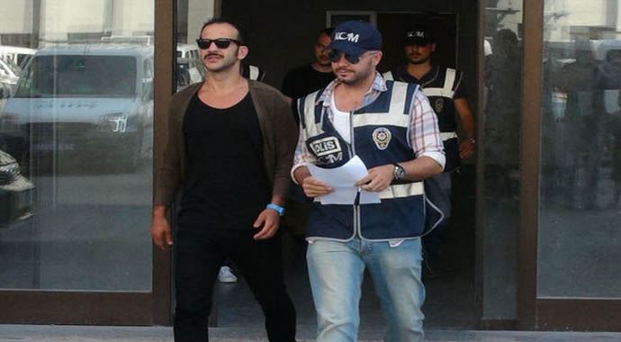 Ünlü oyuncu Rıza Kocaoğlu, gözaltına alındı Ünlü oyuncu Rıza Kocaoğlu, gözaltına alındı