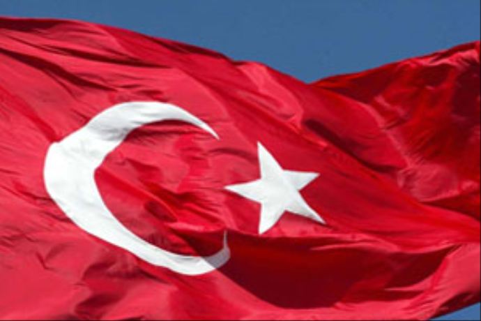 Şehrin giriş ve çıkışlarındaki Türk bayrakları yenileniyor
