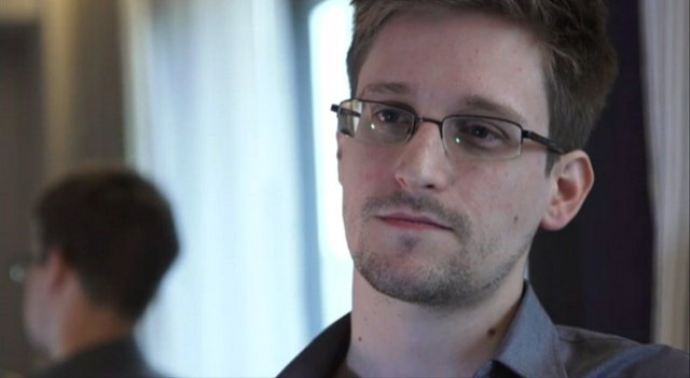 Snowden babası ile şifreli görüştü