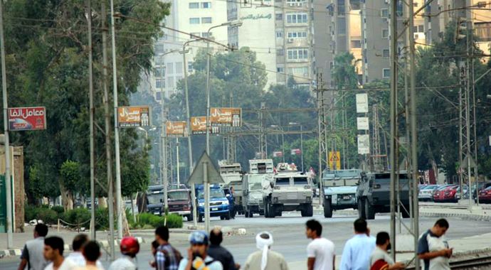 Göstericiler polis aracını köprüden attı